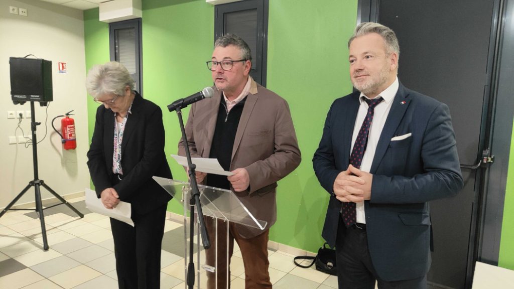 Photo of Jean-Charles Paillart during his speech surrounded by Dominique Moret, the mayor of Warluis and Charles Locquet, deputy of Beauvais and vice-president of the department.