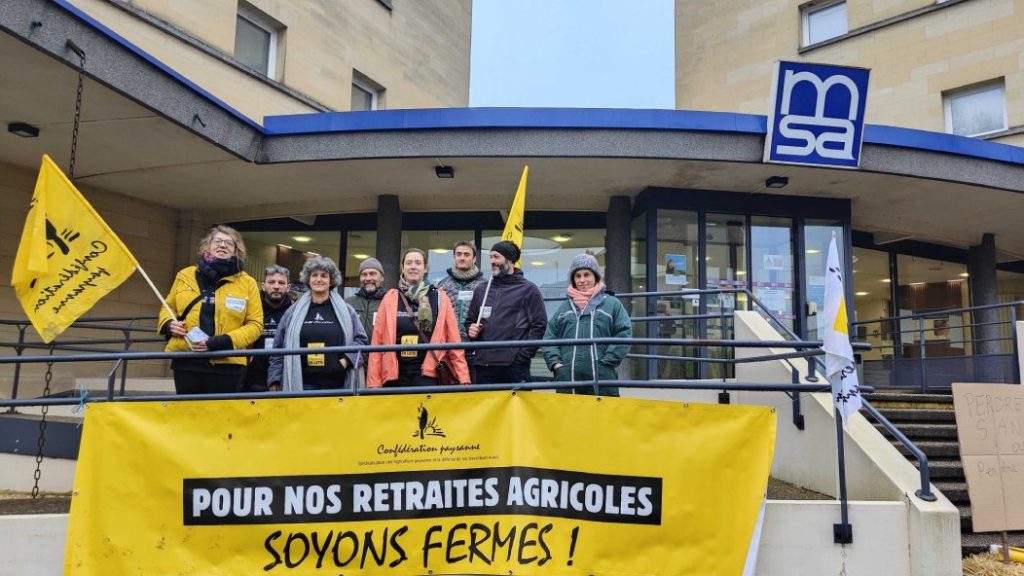 Photo of representatives of the Confédération paysanne this Wednesday in front of the MSA in Beauvais.