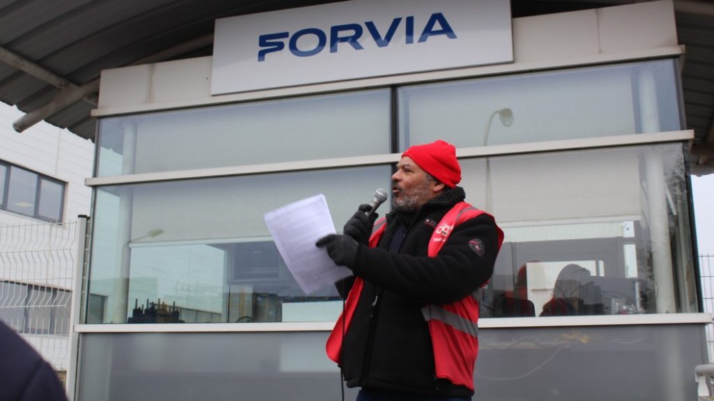 José Peintre, CGT union delegate, in front of the Forvia factory in Méru this Tuesday, January 21.