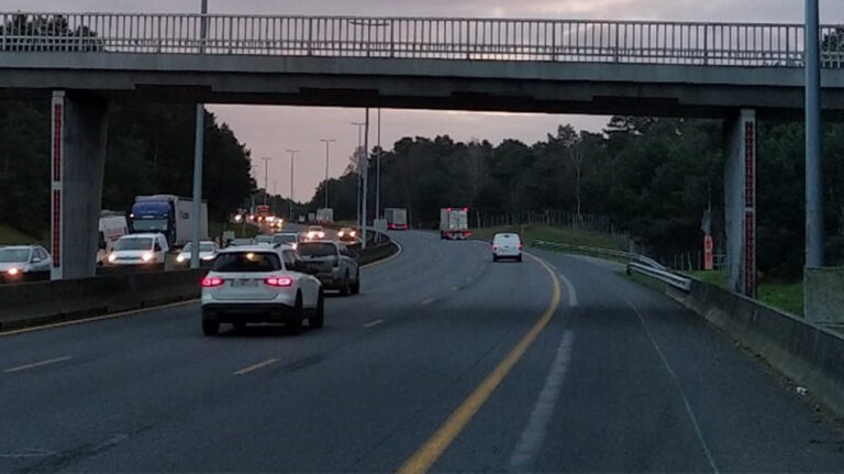 A car without a license reported on the A1 motorway towards Paris, between Ressons and Compiègne