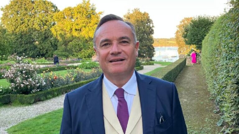 “They want to erase me from official history,” considers RN deputy Frédéric-Pierre Vos, sometimes not invited