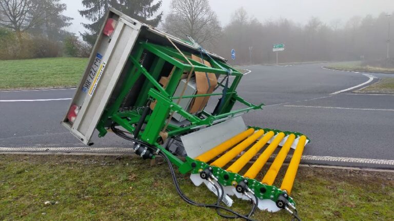 Trailer overturned on the Rn31, at the Compiègne entrance roundabout