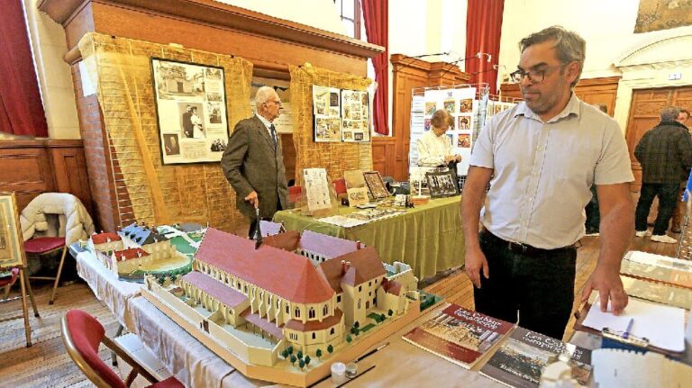 Models of historic sites, SNCF posters, medical equipment… The Compiègne Collector’s Fair is diversifying
