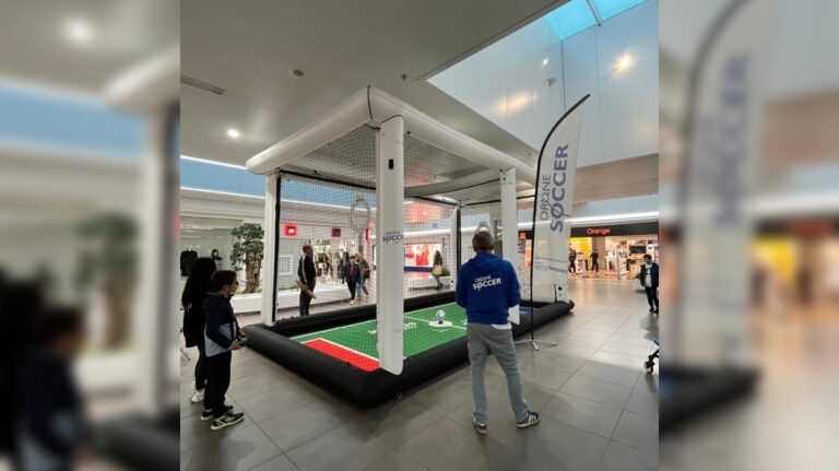 Laversins. A couple embarks on the Soccer drone, a kind of quidditch … with drones!