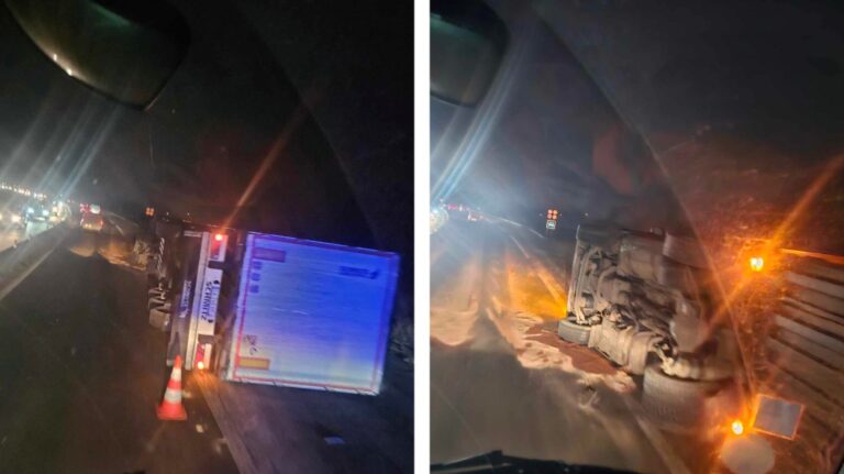 A truck on its side causes traffic jams on the RN31 near Therdonne