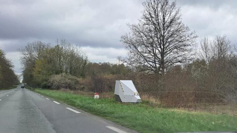 Trosly-Breuil. He loses an eye after a fish tail on the N31