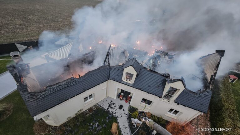 Saint-Sauveur. A pavilion destroyed by the flames, the impressive images of the firefighters