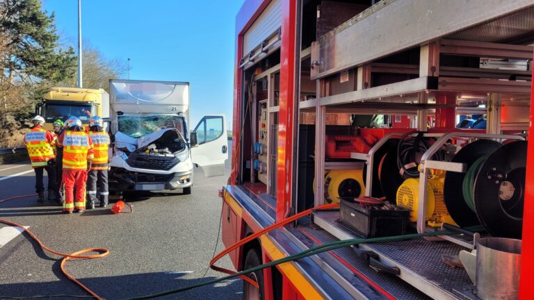 Chamant. Accident between two trucks on the A1, an injured person remains trapped in his vehicle