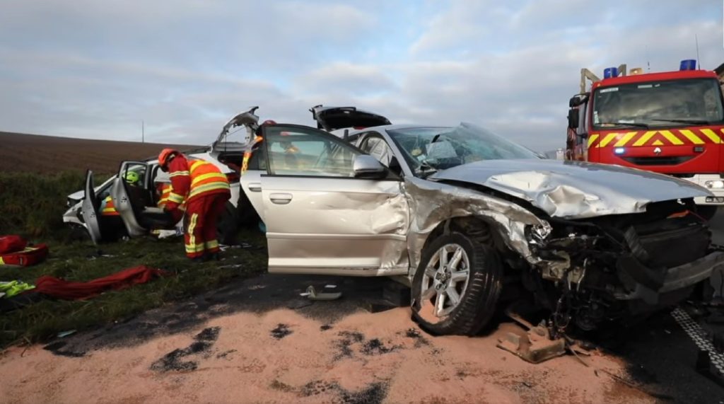 Photo of the firefighters intervening on the two very damaged cars. One is in the ditch, the other across the road.