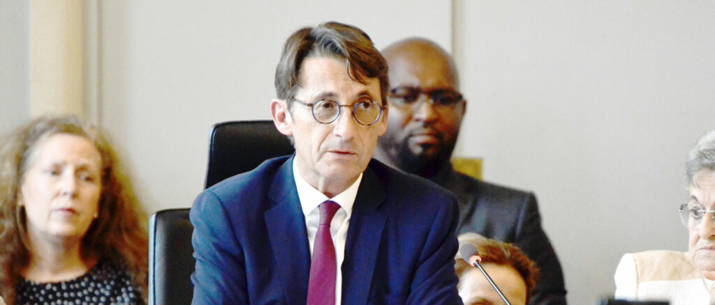Franck Pia archive photo presiding over the Beauvais municipal council.