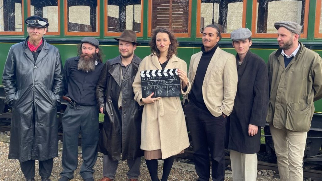 The actors of the film pose in front of the steam train of Crèvecœur-le-Grand. The western was also shot in Achy, Gerberoy, Hétomesnil ... (photo DR)