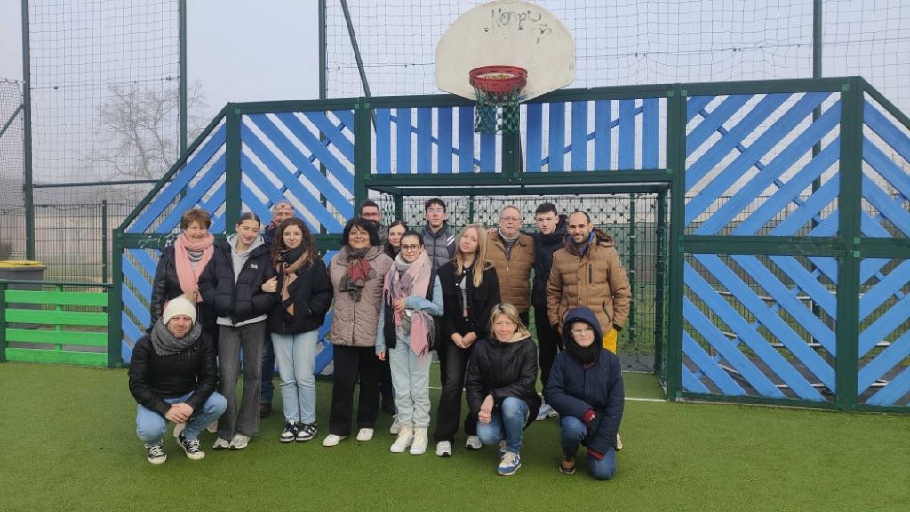 Photo of elected officials, teens and supervisors of the leisure center on the City Stade de Laversins.