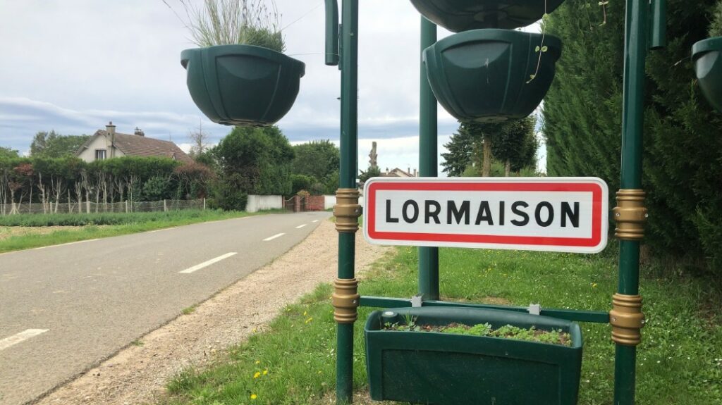 The flight was committed on rue de Lardières, in Lormaison.