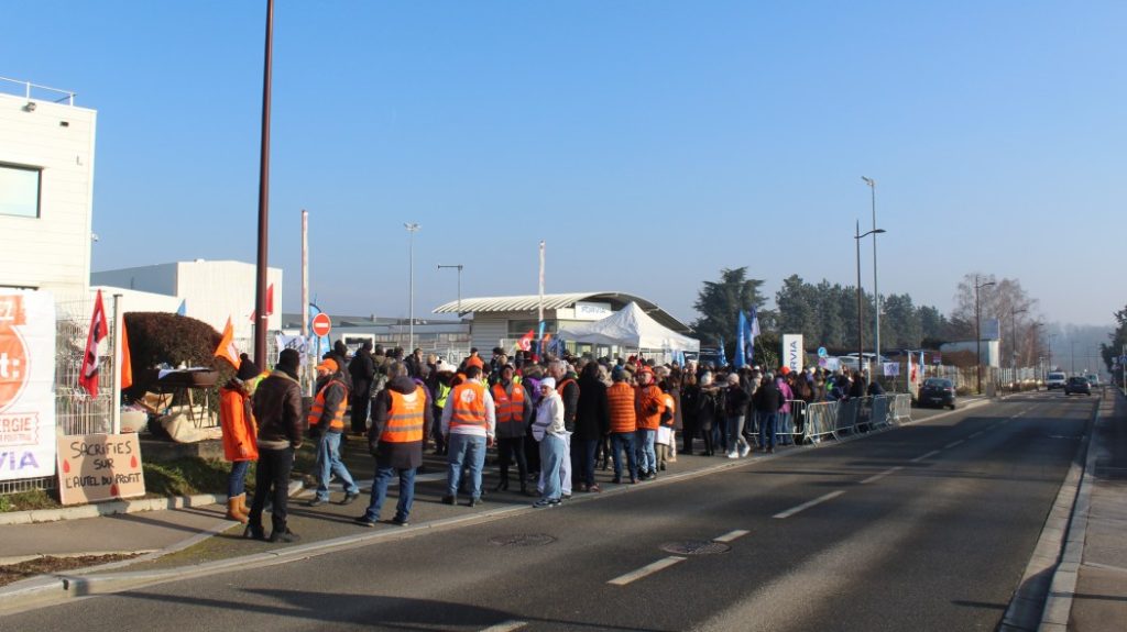 Forvia Méru. Nearly 150 employees were outside this Monday morning to show their dissatisfaction.