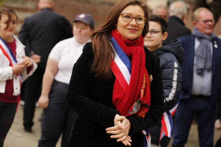 Noyonnais country. The president of the community of communes clings to her allowances as a mold to her rock!