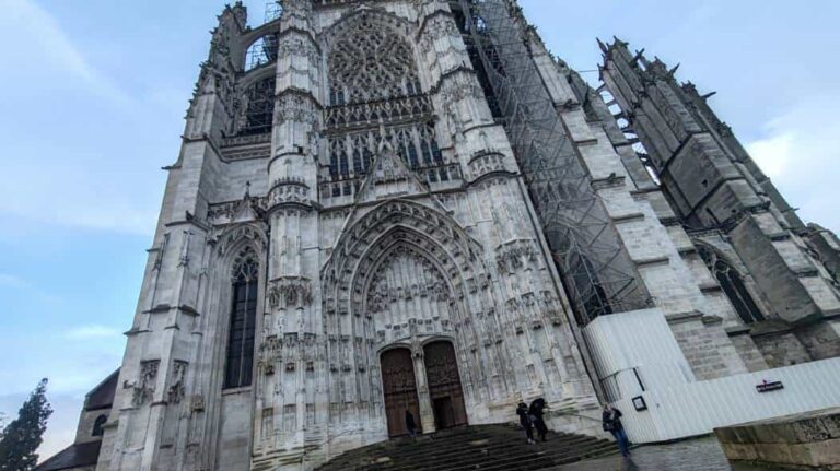 Beauvaisis. Ride of curtain on the two future tapestries and the rich program for the 800th anniversary of the cathedral