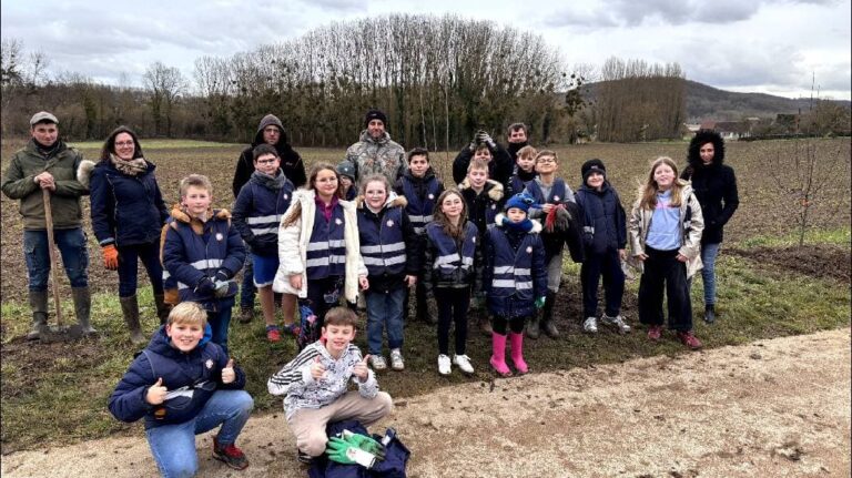 The schoolchildren of Coudun have planted fruit trees on the greenway of the country of sources