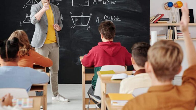 School card. The list of openings and class closings offered by National Education