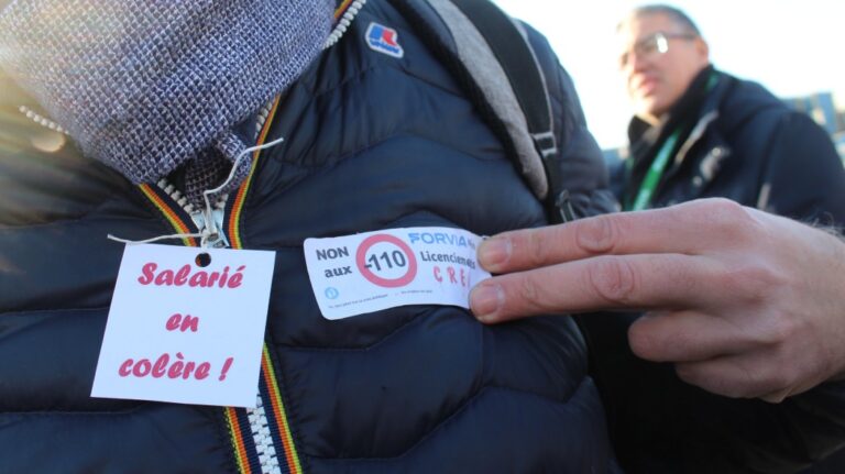 Meru. Nearly 150 forvia employees outside to protest against the 110 layoffs