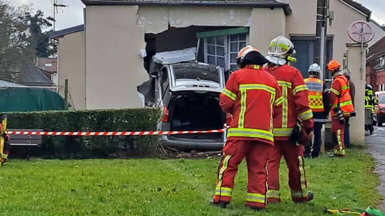 Saint-Just-en-Chaussée. A car is signed up in a home